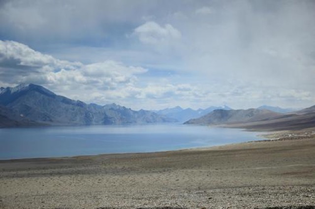 世界で最も高い場所にある塩湖。心に染みる「パンゴン・ブルー」の絶景