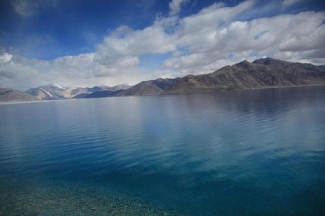 世界で最も高い場所にある塩湖。心に染みる「パンゴン・ブルー」の絶景