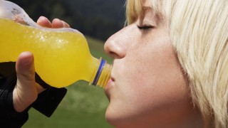 1日にペットボトル飲料を2本以上飲む人は要注意！夏に注意したい「ペットボトル症候群」