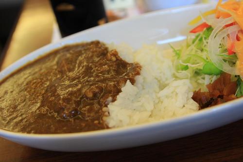 【箱根】１週間かけて野菜やスパイスを凝縮したカレー。画廊喫茶ユトリロ