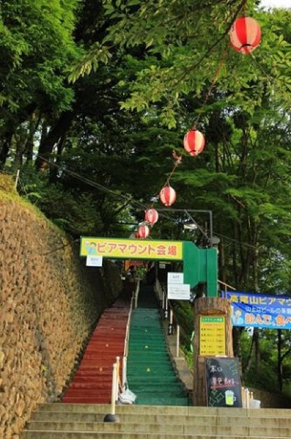 東京の夜景を見ながら、大自然の中でビール。高尾山ビアマウントで夏を満喫