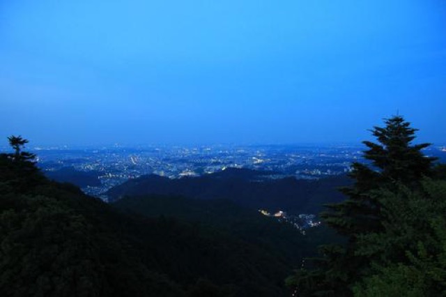 東京の夜景を見ながら、大自然の中でビール。高尾山ビアマウントで夏を満喫