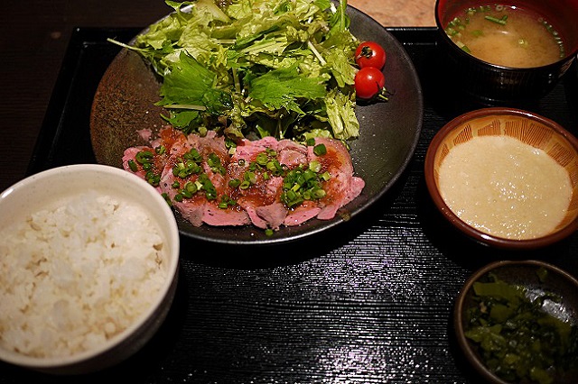 あの人気メニューをランチでお気軽に。大井町の肉十八番屋食堂