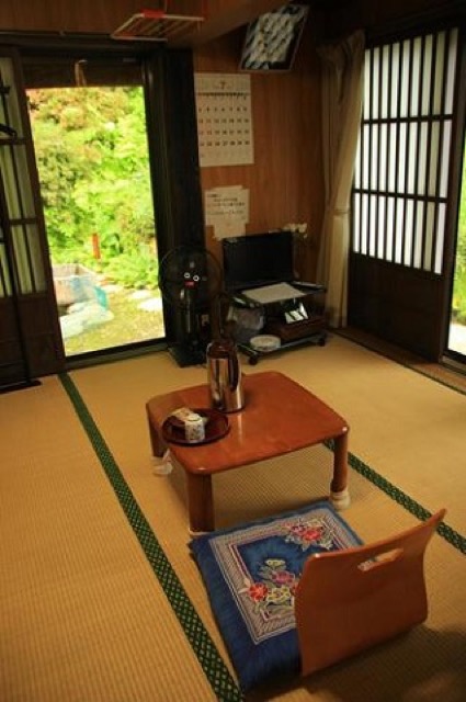 白川郷の民宿「文六」をご紹介。日本の昔の夜を体感しよう
