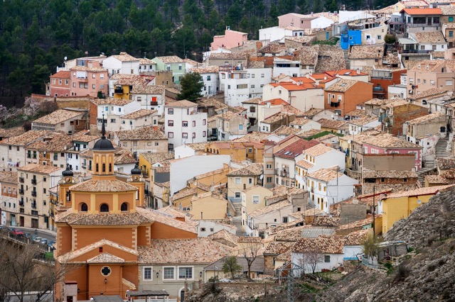 「魔法にかけられた街」スペインにある断崖絶壁の世界遺産の街、クエンカ