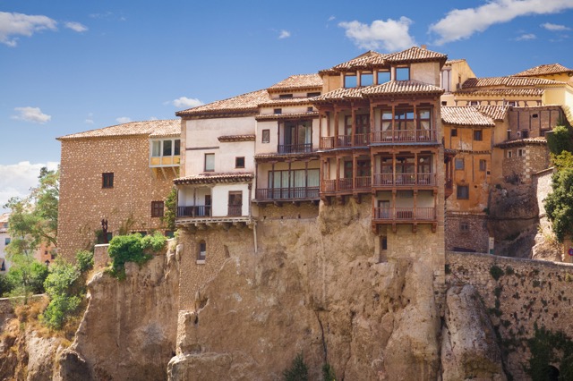 「魔法にかけられた街」スペインにある断崖絶壁の世界遺産の街、クエンカ