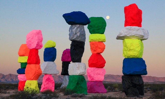 ネバダ州の砂漠に突如現れるカラフルな岩！セブンマジックマウンテン