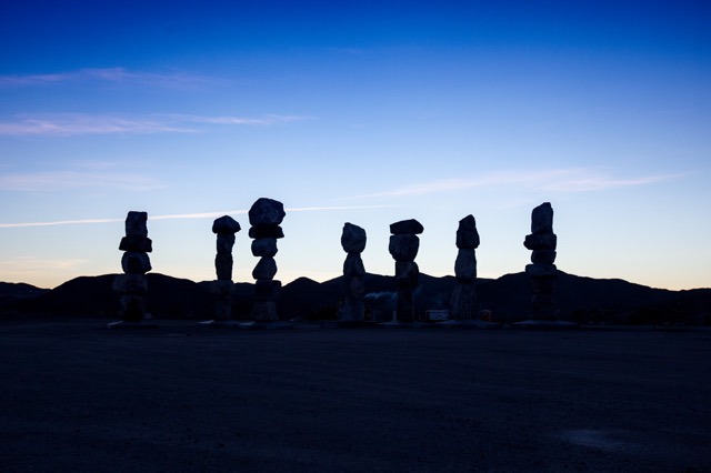 ネバダ州の砂漠に突如現れるカラフルな岩！セブンマジックマウンテン