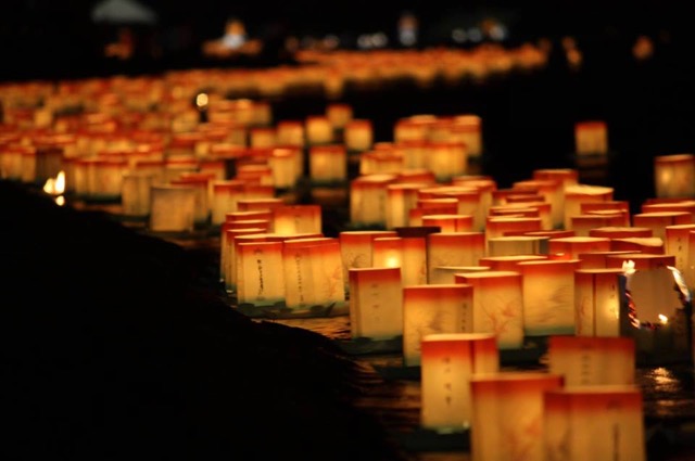 【福井】灯籠が1万基！参加者2万5千人の日本最大の灯籠流しが幻想的