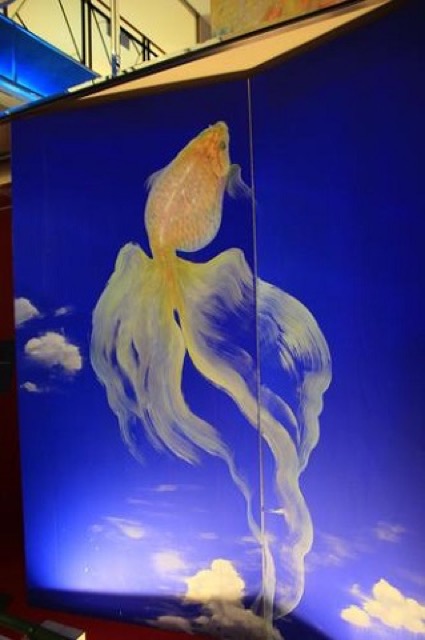期間限定！横浜スカイビルで美しい金魚が空を舞う作品展開催中