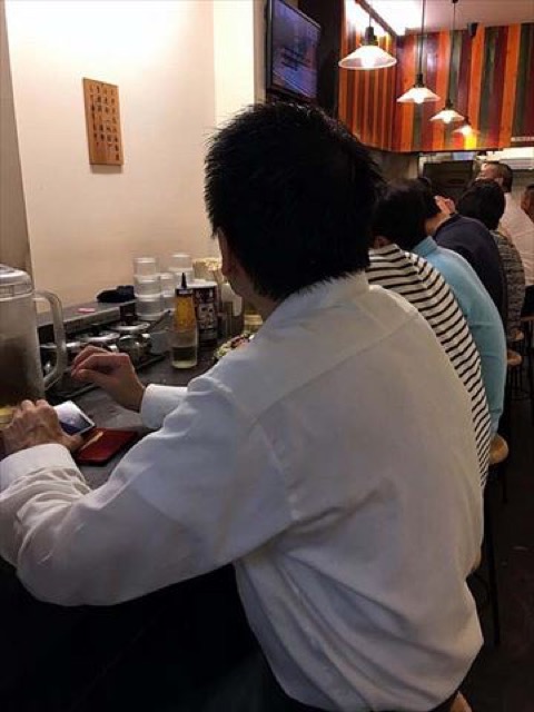モチモチ太麺と長葱のハーモニー。台風でも行列の絶えないやきそば専門店
