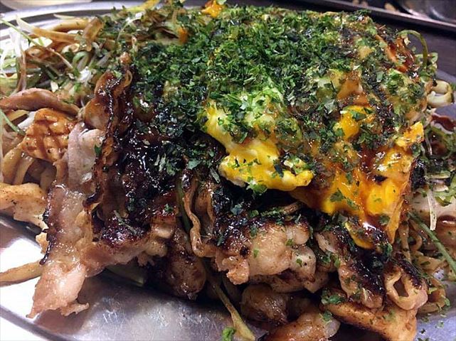 モチモチ太麺と長葱のハーモニー。台風でも行列の絶えないやきそば専門店