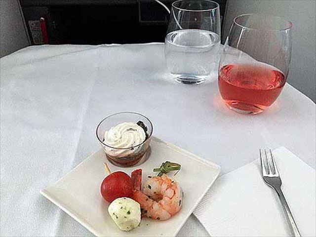 ＡＮＡ(全日空)「パリ～成田」ビジネスクラスの機内食をレポ