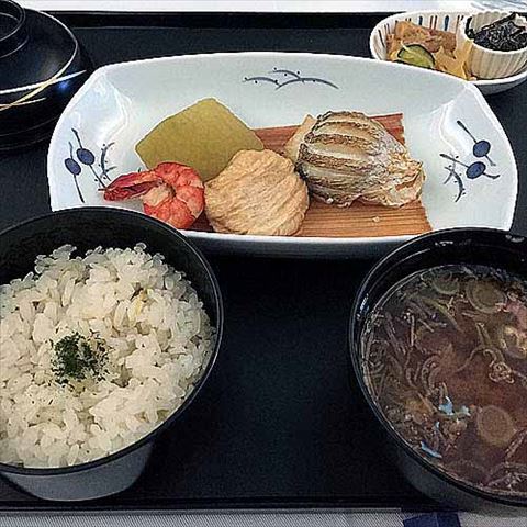 ANA（全日空）「成田～パリ」ビジネスクラスの機内食レポ
