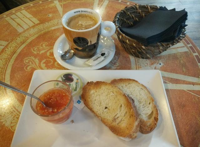 スペインの朝食。バレンシアの小さなパン屋さんでお得なモーニング