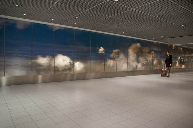 まるで雲上にいるみたい？アムステルダムの空港に出現した3Dの雲の壁