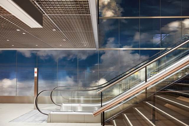 まるで雲上にいるみたい？アムステルダムの空港に出現した3Dの雲の壁