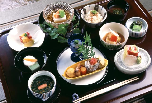 旅のマナーに関する連載クイズ【３】日本料理編・器は右手と左手どちらで取る？
