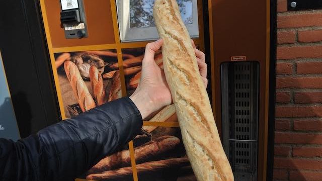 フランス現地ルポ バゲット自販機 で焼き立てパンを買ってみた Tabizine 人生に旅心を