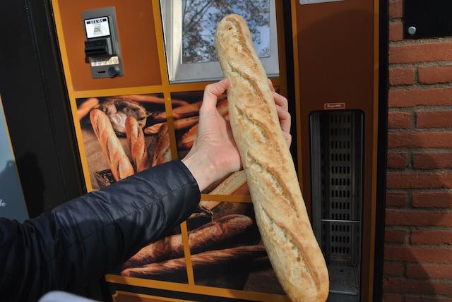 フランス現地ルポ バゲット自販機 で焼き立てパンを買ってみた Tabizine 人生に旅心を