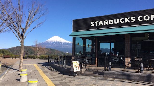 初日の出にもおすすめ 富士川saのスタバから眺める富士山が美しすぎる Tabizine 人生に旅心を
