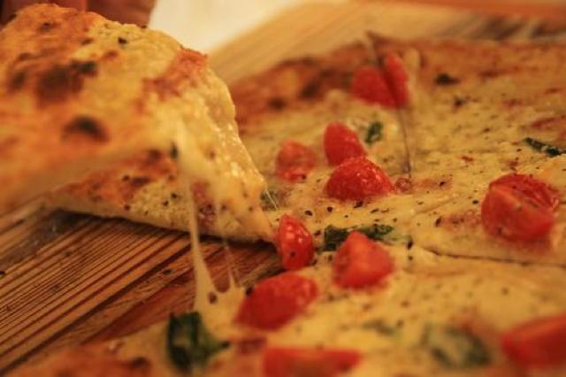八丈島のチーズを使った限定ピザも。オシャレで美味しい本格石釜ピザ屋