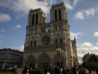 パリのノートルダム大聖堂の彫刻に隠された伝説とは