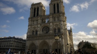 パリのノートルダム大聖堂の彫刻に隠された伝説とは
