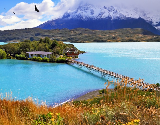 エメラルドグリーンが美しい！チリの国立公園の湖「ペオエ湖」