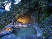 冬季閉鎖で春が待ち遠しい！開湯400年の洞窟露天風呂がスゴイ