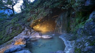 冬季閉鎖で春が待ち遠しい！開湯400年の洞窟露天風呂がスゴイ
