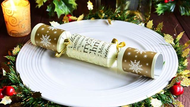 イギリスのクリスマスクラッカー 6個入り 英国式クリスマスクラッカーセット2本入り〈ツリー柄白ホワイト