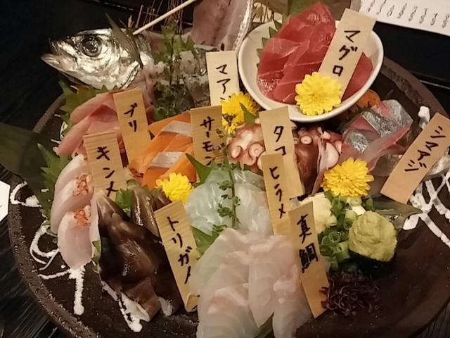 選べるお得な日本酒飲み比べと豪華なタラバ蟹！新宿歌舞伎町の魚屋商店