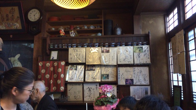 行列のできる大阪最古のうどんやで人気名物「ささめうどん」を食す