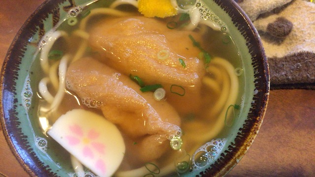 行列のできる大阪最古のうどんやで人気名物「ささめうどん」を食す