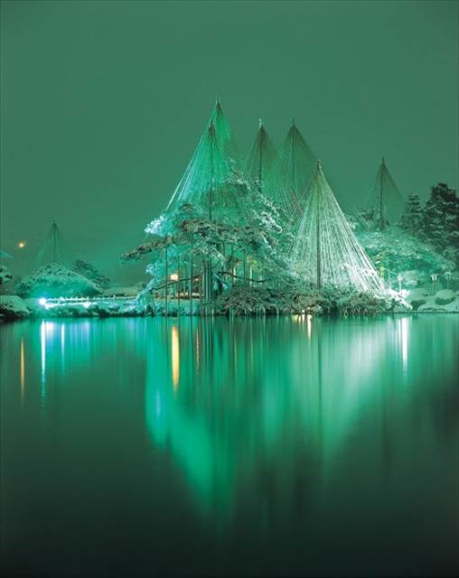 【金沢】雪景色が幻想的！豪雪の冬こそ訪れたい金沢城と兼六園の無料ライトアップ