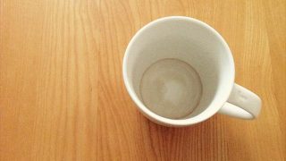 漂白剤は要らない！【茶渋を真っ白にする身近な調味料】が超使えると判明