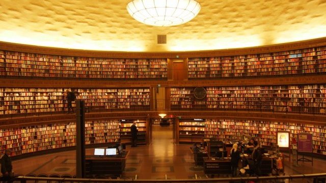 世界一美しい首都】ストックホルムの360度本が並べてある市立図書館