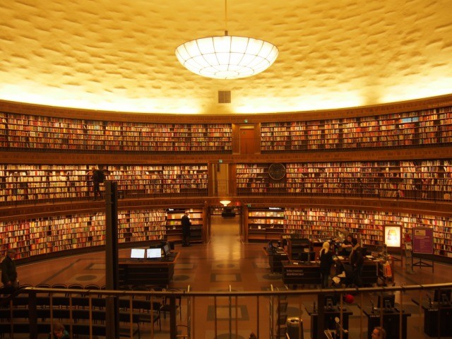 【世界一美しい首都】ストックホルムの３６０度本が並べてある市立図書館／現地特派員レポート