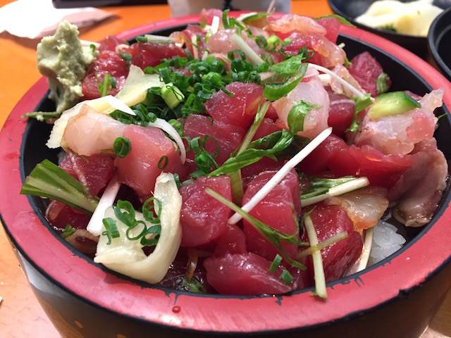 新宿 コスパ最強の絶品海鮮丼 大盛りでも７５０円の みこちゃん丼 とは Tabizine 人生に旅心を
