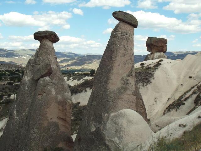 しめじ、椎茸、マッシュルームーカッパドキアの様々な形のキノコ岩