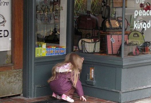 大人も子どもも思わずのぞいちゃう 妖精のドア があらわれるアメリカの街 Tabizine 人生に旅心を