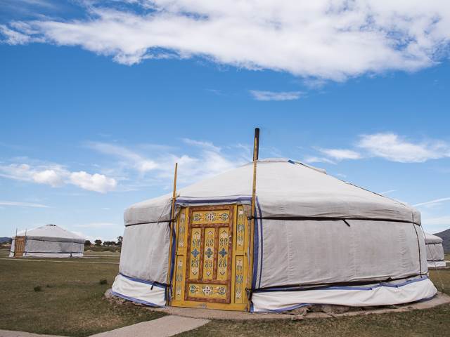 モンゴルの大平原、グランピングで楽しむ短い夏の遊牧民の生活！
