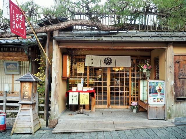 日本庭園を愛でながら名物のとろとろ「草わらびもち」を、京都・高台寺「洛匠」