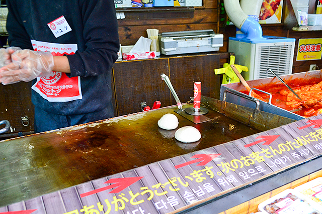 韓国の食べ歩きスイーツ「ホットク」を新大久保で食べ比べ！