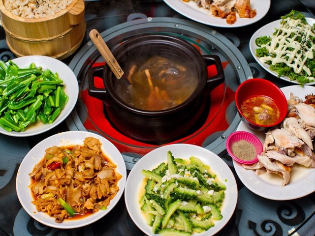 テーブルの上に料理がずらり！台湾でいただく「合菜」