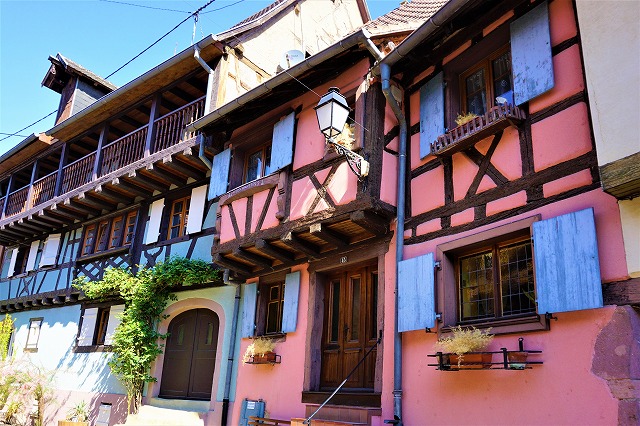 コウノトリが舞うフランスの最も美しい村、エギスハイムはまるで絵本の世界