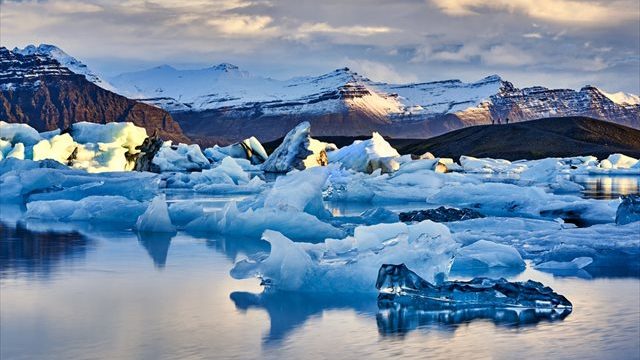 心が洗練されそうな青の景色！ 神秘的なヨークルサルロン氷河湖