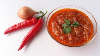 【簡単バリ料理】シェフ直伝！ おいしいと評判の「サンバル・トマト」を作ってみよう
