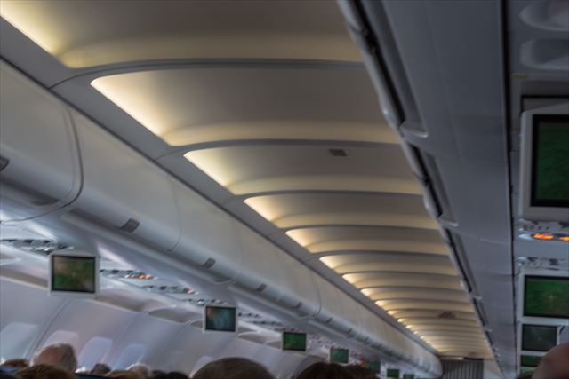 【飛行機トリビア】「一番安全な座席は？」「なぜ着陸時に照明を落とす？」など5つ
